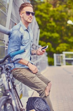 Smartphone kullanarak bisikletçi 