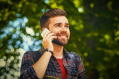 Sakallı erkek bir Polar gömlek giymiş 