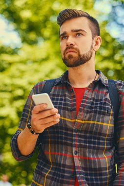 Sakallı erkek bir Polar gömlek giymiş 