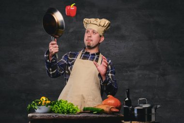 Şef bir Pan yemek hazırlama