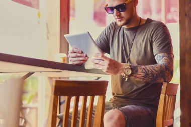 Tablet Pc kullanma güneş gözlüklü adam
