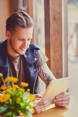 Tablet Pc kullanma çekici adam