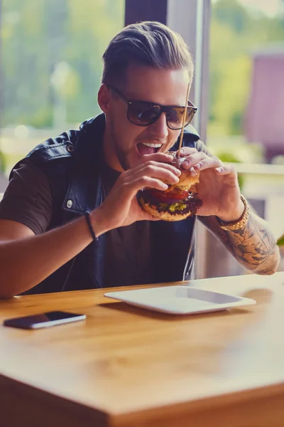 Hipster with vegan burger — Stock Photo, Image