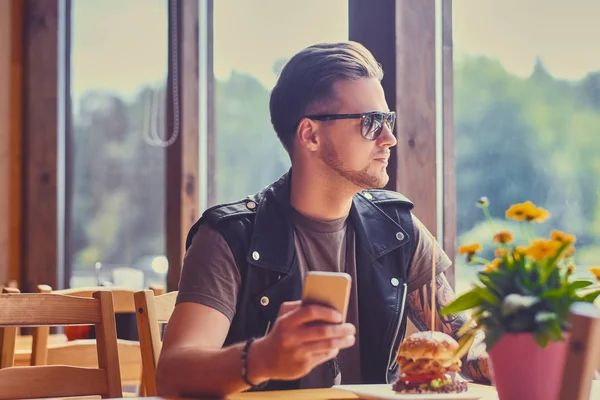 Muž používající smartphone v kavárně. — Stock fotografie
