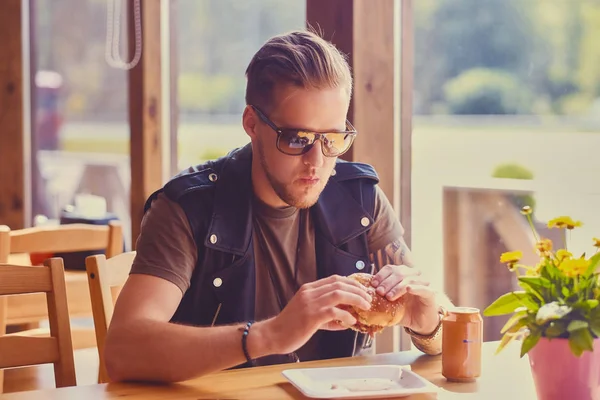 Deri ceket yeme hipster giyinmiş 