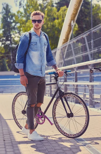 Elegante ciclista de una sola velocidad — Foto de Stock