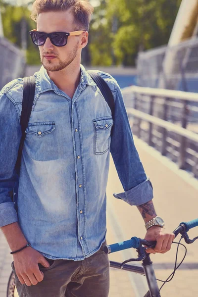 Elegante ciclista de una sola velocidad — Foto de Stock