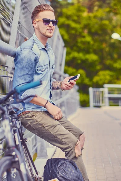 Smartphone kullanarak bisikletçi 