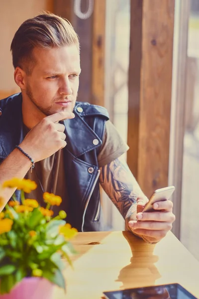 Ο άνθρωπος που χρησιμοποιεί smartphone σε ένα καφέ. — Φωτογραφία Αρχείου
