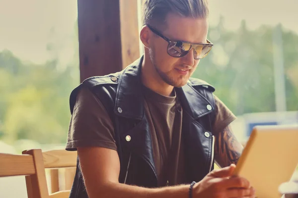 Attractive guy using a tablet PC — Stock Photo, Image