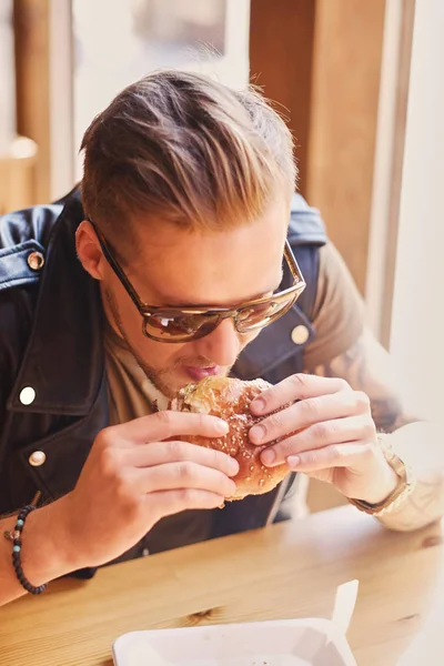 Deri ceket yeme hipster giyinmiş 