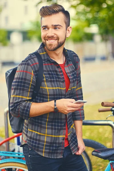 Бородатий чоловік одягнений у флісову сорочку — стокове фото