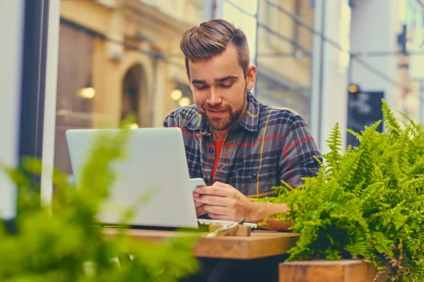 Ember használ egy laptop egy kávézóban — Stock Fotó