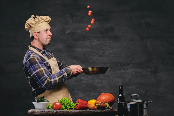 Chef preparando refeições em uma panela — Fotografia de Stock