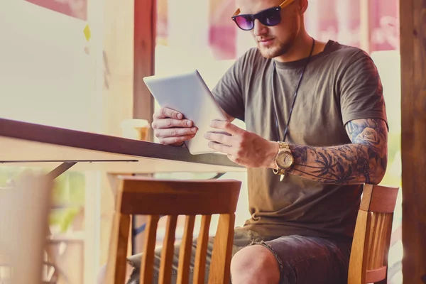 Tablet Pc kullanma güneş gözlüklü adam