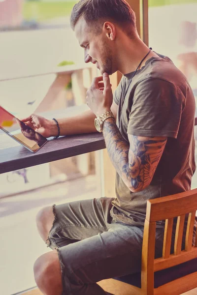 Ελκυστική τύπος χρησιμοποιώντας ένα tablet Pc — Φωτογραφία Αρχείου