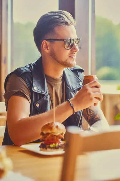 Bokovky jíst vegetarián burger — Stock fotografie