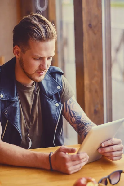 Attractive guy using a tablet PC — Stock Photo, Image