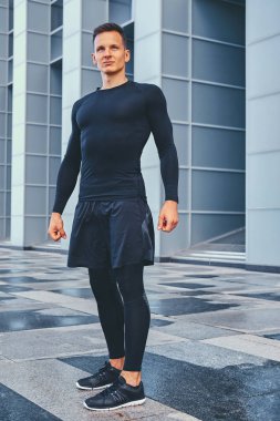 Çekici adam siyah spor giyim 