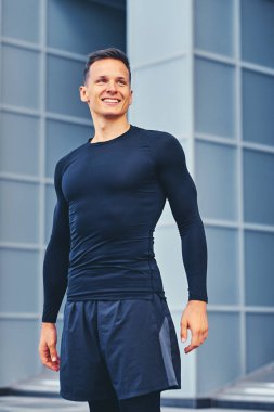 Çekici adam siyah spor giyim 