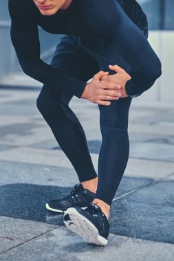 Sportif erkek egzersiz ve açık havada germe 