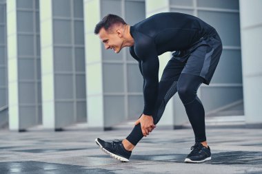 Adam açık havada üzerinde modern bina germe