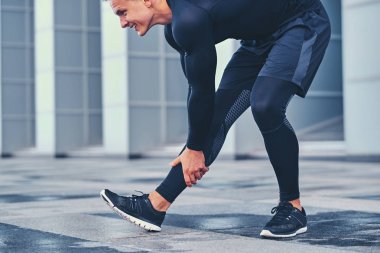 Adam açık havada üzerinde modern bina germe