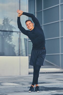 Atletik erkek ısınma ve germe