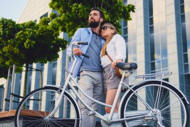 Bir tarihte sarılmaya çekici çift