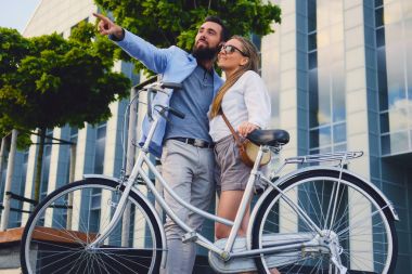 Bir tarihte sarılmaya çekici çift