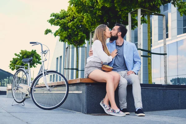 Coppia elegante su un appuntamento — Foto Stock