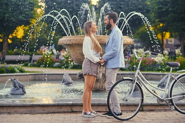 Aantrekkelijke paar op een datum in de fontein — Stockfoto