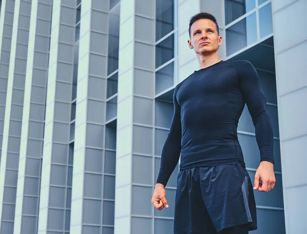 Çekici adam siyah spor giyim 