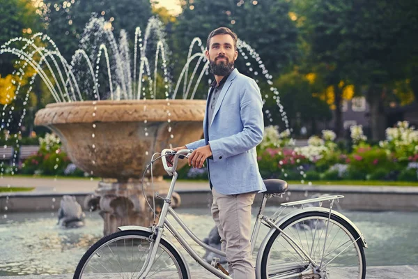 Luxusbärtiger Mann auf dem Fahrrad — Stockfoto