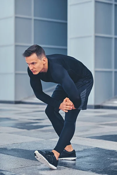 Sport masculin exercice et étirement à l'extérieur — Photo