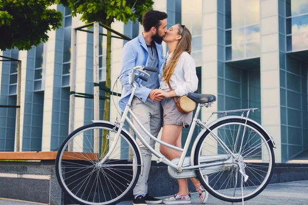 Atractiva pareja después de la bicicleta —  Fotos de Stock