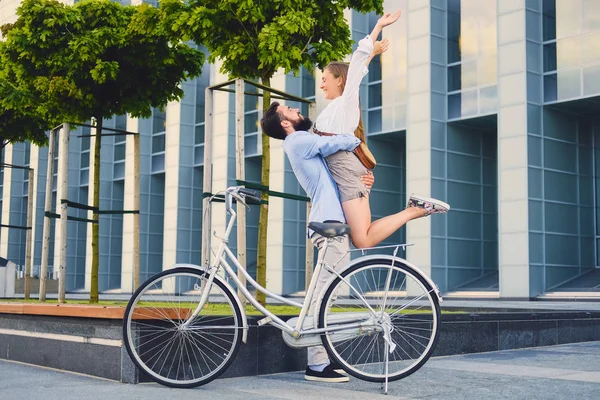 Aantrekkelijke paar na fiets — Stockfoto