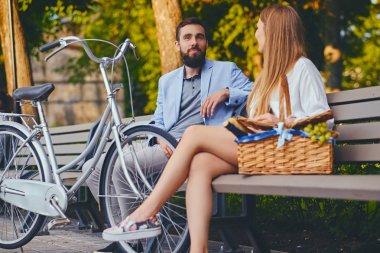 Çift bir piknik keyfini çıkarın. 