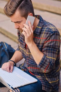 Adam görüşmeler smartphone ve bir dizüstü bilgisayar kullanarak