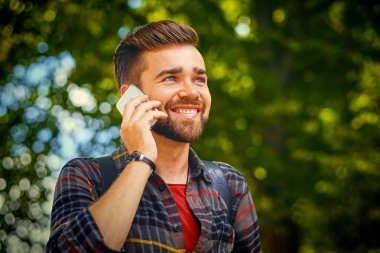 Bir akıllı telefon tarafından sakallı erkek görüşmeler 