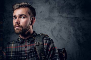 Sırt çantası ile bir Polar gömlek giymiş Gezgin