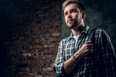 Sırt çantası ile bir Polar gömlek giymiş Gezgin