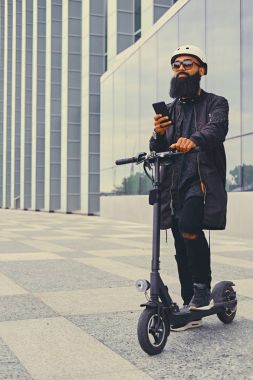 Sakallı erkek bir akıllı telefon kullanma 