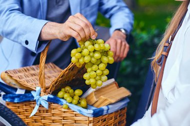 Bir adam bir üzüm alır 