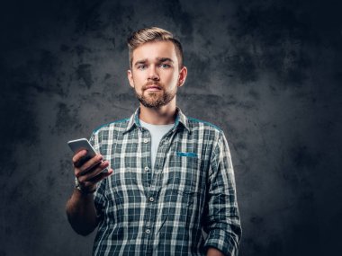 Hipster akıllı telefon tutar