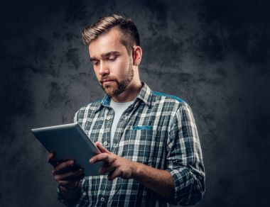 Sakallı erkek tutar tablet Pc