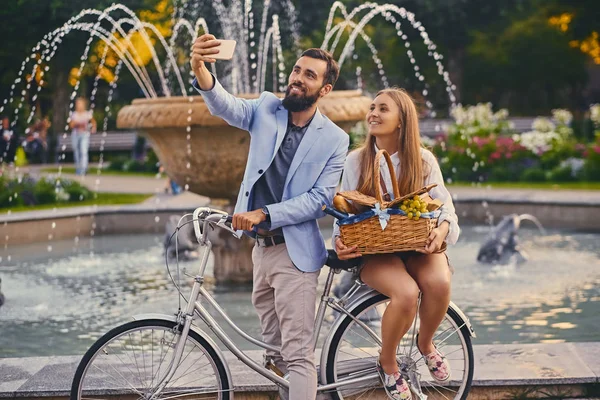 Modern paar met picknickmand — Stockfoto