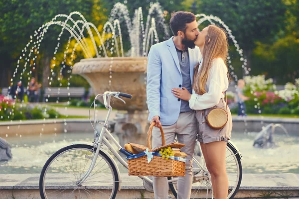 Moderna par med picknickkorg — Stockfoto