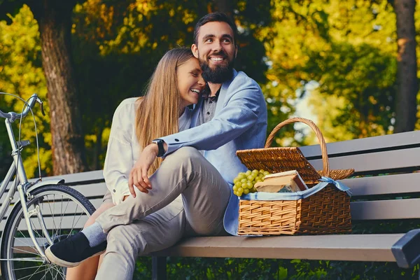 Paar genieten van een picknick — Stockfoto