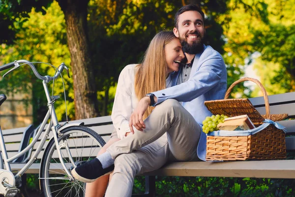 Paar genieten van een picknick — Stockfoto